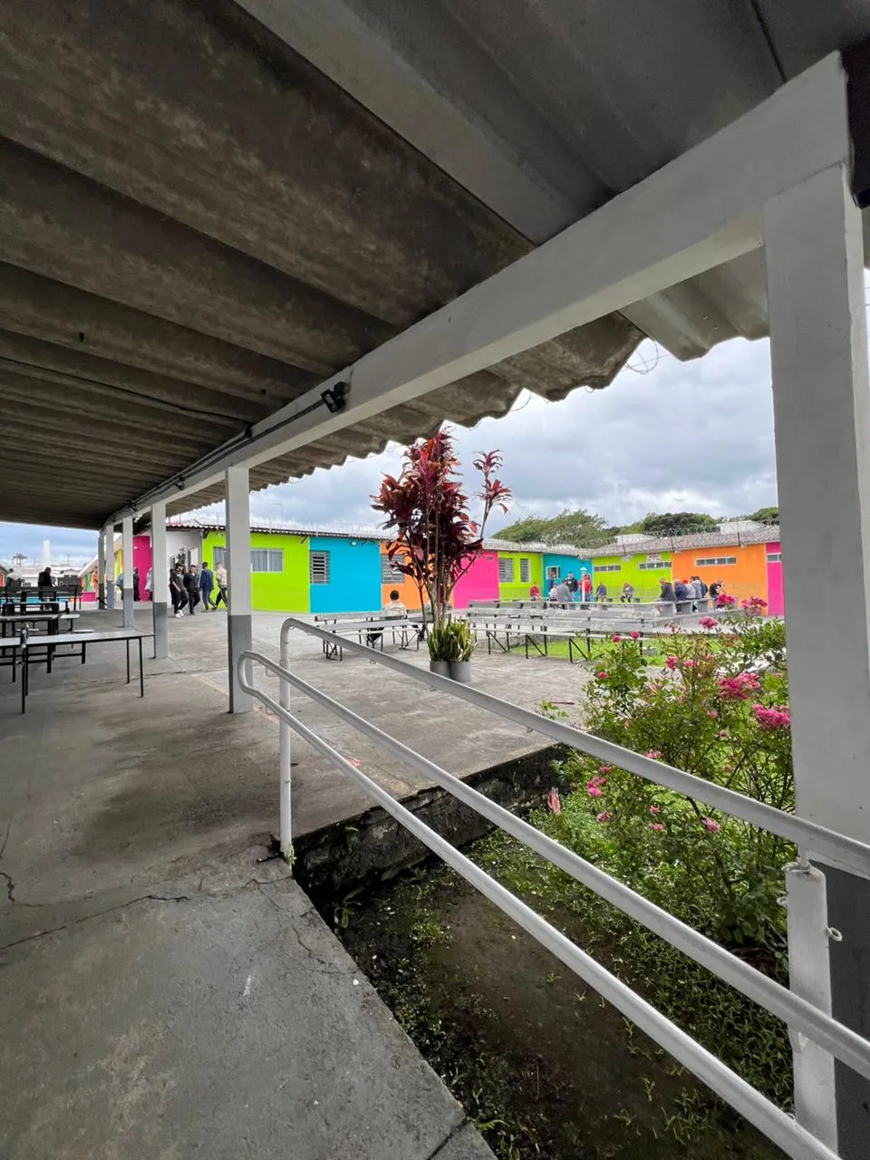 Pátio da Unidade Jellinek, com área coberta e pavilhões coloridos