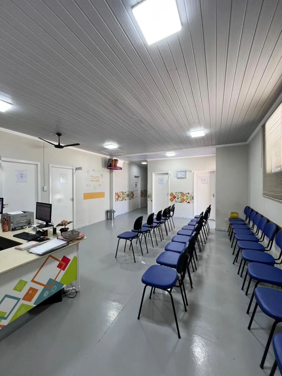 Recepção e sala de espera do Ambulatório do Hospital San Julian